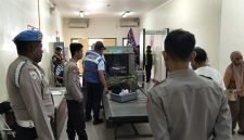 Kepolisian Sektor Kawasan Bandara Mozes Kilangin Timika melaksanakan razia saja, Kamis (4/12/2025). (Foto: Istimewa/Polsek Kawasan Bandara Mozes Kilangin Timika)