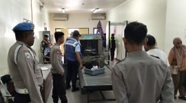 Kepolisian Sektor Kawasan Bandara Mozes Kilangin Timika melaksanakan razia saja, Kamis (4/12/2025). (Foto: Istimewa/Polsek Kawasan Bandara Mozes Kilangin Timika)