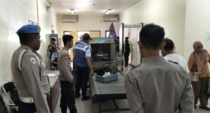 Kepolisian Sektor Kawasan Bandara Mozes Kilangin Timika melaksanakan razia saja, Kamis (4/12/2025). (Foto: Istimewa/Polsek Kawasan Bandara Mozes Kilangin Timika)
