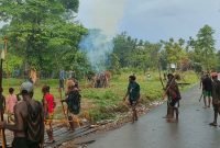 Suasana pembakaran jenazah korban bentrok di Distrik Kwamki Narama, Kamis (4/12/2025). (Foto: Istimewa/Dok. Polsek Kwamki Narama)