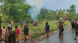 Suasana pembakaran jenazah korban bentrok di Distrik Kwamki Narama, Kamis (4/12/2025). (Foto: Istimewa/Dok. Polsek Kwamki Narama)