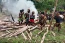 Ritual adat pembakaran mayat korban bentrok dua kelompok warga di Kampung Amole, Distrik Kwamki Narama, Mimika, Papua Tengah, Jumat (5/12/2025). (Foto: Istimewa/Dok. Polsek Kwamki Narama)