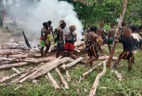 Ritual adat pembakaran mayat korban bentrok dua kelompok warga di Kampung Amole, Distrik Kwamki Narama, Mimika, Papua Tengah, Jumat (5/12/2025). (Foto: Istimewa/Dok. Polsek Kwamki Narama)