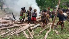 Ritual adat pembakaran mayat korban bentrok dua kelompok warga di Kampung Amole, Distrik Kwamki Narama, Mimika, Papua Tengah, Jumat (5/12/2025). (Foto: Istimewa/Dok. Polsek Kwamki Narama)