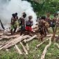 Ritual adat pembakaran mayat korban bentrok dua kelompok warga di Kampung Amole, Distrik Kwamki Narama, Mimika, Papua Tengah, Jumat (5/12/2025). (Foto: Istimewa/Dok. Polsek Kwamki Narama)