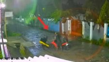 Aksi pencurian motor di kawasan Siriwini, Nabire, Papua Tengah, pada Sabtu (6/12/2025). (Foto: Istimewa/Tangkapan layar CCTV warga)
