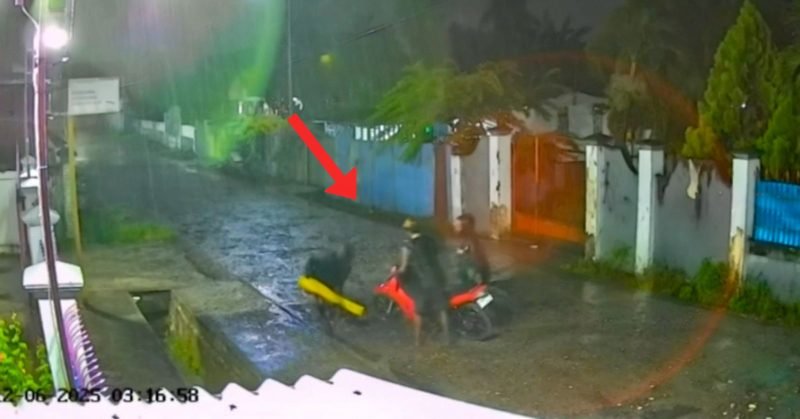 Aksi pencurian motor di kawasan Siriwini, Nabire, Papua Tengah, pada Sabtu (6/12/2025). (Foto: Istimewa/Tangkapan layar CCTV warga)