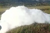Gumpalan putih yang disangka awan oleh warga Oksibil, Pegunungan Bintang, Papua Pegunungan. (Foto: Istimewa/Tangkapan layar video amatir)