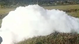 Gumpalan putih yang disangka awan oleh warga Oksibil, Pegunungan Bintang, Papua Pegunungan. (Foto: Istimewa/Tangkapan layar video amatir)