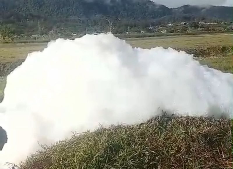 Gumpalan putih yang disangka awan oleh warga Oksibil, Pegunungan Bintang, Papua Pegunungan. (Foto: Istimewa/Tangkapan layar video amatir)