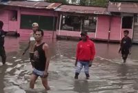 Pasang air laut di kawasan Poumako, Distrik Mimika Timur, Kabupaten Mimika, Papua Tengah, Senin (8/12/2025). (Foto: Istimewa/Tangkapan layar video Facebook Selvi DgBolla)
