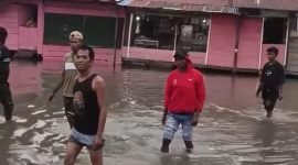 Pasang air laut di kawasan Poumako, Distrik Mimika Timur, Kabupaten Mimika, Papua Tengah, Senin (8/12/2025). (Foto: Istimewa/Tangkapan layar video Facebook Selvi DgBolla)
