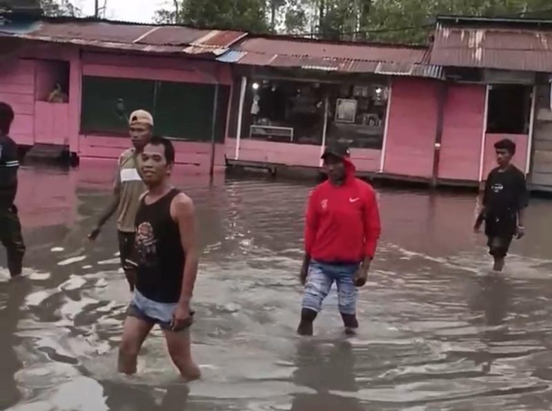 Pasang air laut di kawasan Poumako, Distrik Mimika Timur, Kabupaten Mimika, Papua Tengah, Senin (8/12/2025). (Foto: Istimewa/Tangkapan layar video Facebook Selvi DgBolla)
