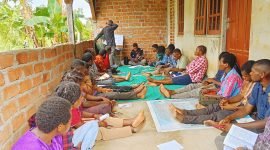 Ikatan Pelajar dan Mahasiswa/i Paniai (IPMAPAN) se-Kota Studi Sorong menggelar kegiatan refleksi, doa, dan konsolidasi gerakan di Asrama Paniai, Jalan Malibela Km 11,5 Lorong II Meuwo, Sorong, Senin (8/12/2025). (Foto: Galeri Papua/Jeri P. Degei)