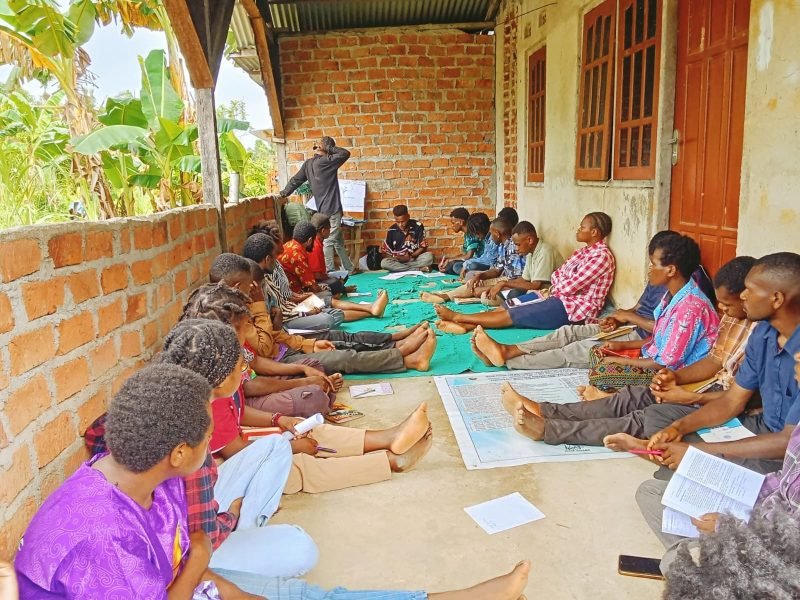Ikatan Pelajar dan Mahasiswa/i Paniai (IPMAPAN) se-Kota Studi Sorong menggelar kegiatan refleksi, doa, dan konsolidasi gerakan di Asrama Paniai, Jalan Malibela Km 11,5 Lorong II Meuwo, Sorong, Senin (8/12/2025). (Foto: Galeri Papua/Jeri P. Degei)