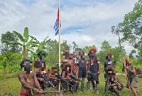 Panglima TPNPB Kodap III Ndugama Derakma, Brigjen Egianus Kogoya, bersama pasukannya. (Foto: Istimewa/TPNPB-OPM)