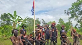 Panglima TPNPB Kodap III Ndugama Derakma, Brigjen Egianus Kogoya, bersama pasukannya. (Foto: Istimewa/TPNPB-OPM)