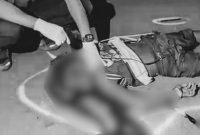 Seorang remaja terbaring tak bernyawa di Jalan Poros SL12, Mimika, Papua Tengah, Senin (8/12/2025) malam. (Foto: Istimewa/Tangkapan layar video amatir warga)