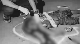 Seorang remaja terbaring tak bernyawa di Jalan Poros SL12, Mimika, Papua Tengah, Senin (8/12/2025) malam. (Foto: Istimewa/Tangkapan layar video amatir warga)