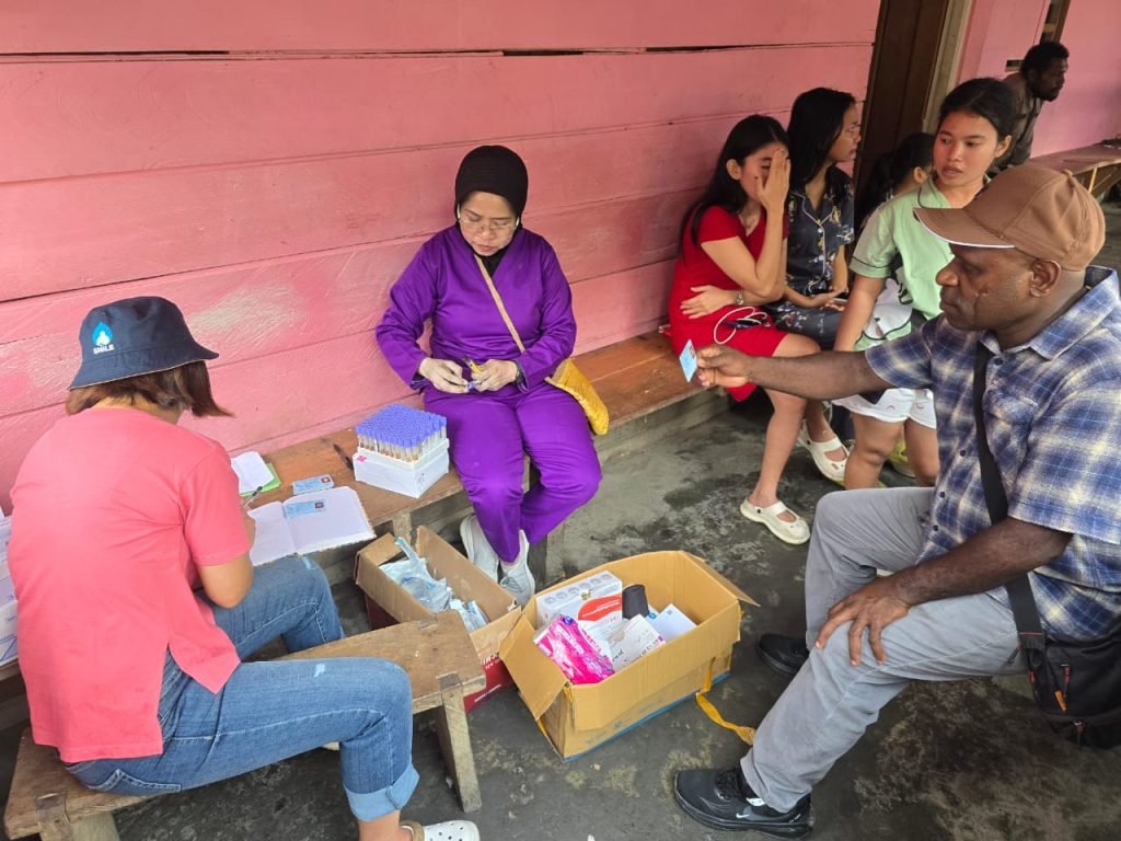 Kegiatan penyuluhan dan pemeriksaan gratis oleh Dinas Kesehatan Paniai di Distrik Bayabiru. (Foto: Istimewa/Dok. Dinas Kesehatan Paniai)