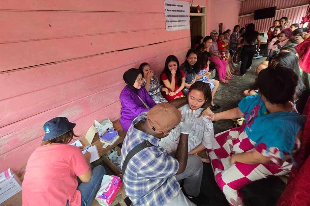 Kegiatan penyuluhan dan pemeriksaan gratis oleh Dinas Kesehatan Paniai di Distrik Bayabiru. (Foto: Istimewa/Dok. Dinas Kesehatan Paniai)