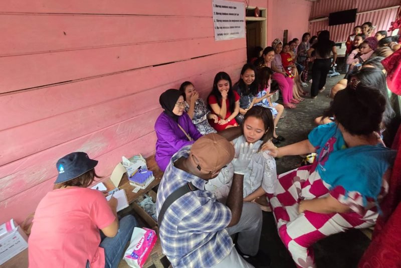 Kegiatan penyuluhan dan pemeriksaan gratis oleh Dinas Kesehatan Paniai di Distrik Bayabiru. (Foto: Istimewa/Dok. Dinas Kesehatan Paniai)