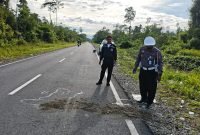 Polisi dari Sat Lantas Polres Mimika saat melakukan olah TKP di lokasi kejadian, Selasa (9/12/2025) pagi. (Foto: Istimewa/Dok. Sat Lantas Polres Mimika)
