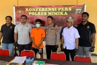 Pelaku dihadirkan dalam konferensi pers di Mapolres Mimika, Jalan Agimuga Mile 32, Distrik Kuala Kencana, Mimika, Papua Tengah, Selasa (9/12/2025). (Foto: Galeri Papua/Ahmad)
