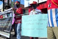 Massa aksi di kawasan lapangan Timika Indah berkumpul untuk melakukan aksi damai menuju Kantor DPRK Mimika, Rabu (10/12/2025). (Foto: Galeri Papua/Endy Langobelen)