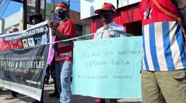 Massa aksi di kawasan lapangan Timika Indah berkumpul untuk melakukan aksi damai menuju Kantor DPRK Mimika, Rabu (10/12/2025). (Foto: Galeri Papua/Endy Langobelen)