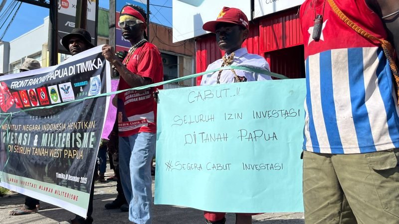 Massa aksi di kawasan lapangan Timika Indah berkumpul untuk melakukan aksi damai menuju Kantor DPRK Mimika, Rabu (10/12/2025). (Foto: Galeri Papua/Endy Langobelen)