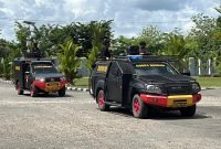 Personel Brimob mulai bersiaga di halaman Kantor DPRK Mimika untuk mengamankan aksi damai memperingati Hari HAM Sedunia. (Foto: Galeri Papua/Endy Langobelen)