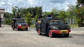 Personel Brimob mulai bersiaga di halaman Kantor DPRK Mimika untuk mengamankan aksi damai memperingati Hari HAM Sedunia. (Foto: Galeri Papua/Endy Langobelen) 
