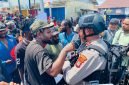 Hari HAM Sedunia, massa aksi di Pasar Karang, Nabire, mendesak lakukan long march ke Kantor Gubenur Papua Tengah. (Foto: Istimewa/Roy)