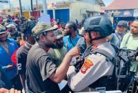 Hari HAM Sedunia, massa aksi di Pasar Karang, Nabire, mendesak lakukan long march ke Kantor Gubenur Papua Tengah. (Foto: Istimewa/Roy)