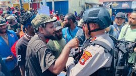 Hari HAM Sedunia, massa aksi di Pasar Karang, Nabire, mendesak lakukan long march ke Kantor Gubenur Papua Tengah. (Foto: Istimewa/Roy)