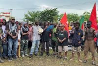 Kordinator aksi membaca 57 tuntutan dalam aksi damai memperingati Hari HAM Sedunia di Kantor DPRK Mimika, Rabu (10/12/2025). (Foto: Galeri Papua/Endy Langobelen)