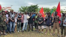 Kordinator aksi membaca 57 tuntutan dalam aksi damai memperingati Hari HAM Sedunia di Kantor DPRK Mimika, Rabu (10/12/2025). (Foto: Galeri Papua/Endy Langobelen)