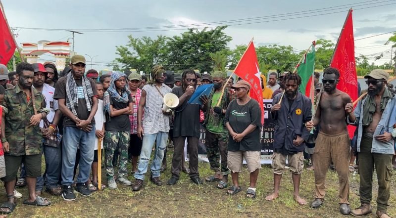 Kordinator aksi membaca 57 tuntutan dalam aksi damai memperingati Hari HAM Sedunia di Kantor DPRK Mimika, Rabu (10/12/2025). (Foto: Galeri Papua/Endy Langobelen)
