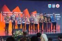 Bupati Mimika, Johannes Rettob, (ujung kanan) memegang piala penghargaan Inovative Goverment Award 2025 yang berlangsung di Jakarta, Rabu (10/12/2025). (Foto: Istimewa)