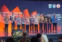 Bupati Mimika, Johannes Rettob, (ujung kanan) memegang piala penghargaan Inovative Goverment Award 2025 yang berlangsung di Jakarta, Rabu (10/12/2025). (Foto: Istimewa)