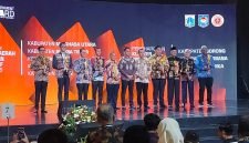 Bupati Mimika, Johannes Rettob, (ujung kanan) memegang piala penghargaan Inovative Goverment Award 2025 yang berlangsung di Jakarta, Rabu (10/12/2025). (Foto: Istimewa)
