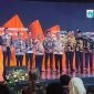 Bupati Mimika, Johannes Rettob, (ujung kanan) memegang piala penghargaan Inovative Goverment Award 2025 yang berlangsung di Jakarta, Rabu (10/12/2025). (Foto: Istimewa)