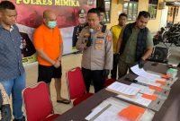 Tersangka (baju tahanan warna orange) yang dihadirkan dalam Konferensi Pers di Sat Reskrim Polres Mimika, Jumat (12/12/2025). (Foto: Galeri Papua/Ahmad)