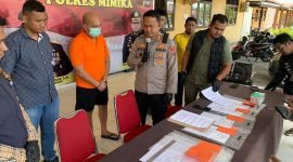 Tersangka (baju tahanan warna orange) yang dihadirkan dalam Konferensi Pers di Sat Reskrim Polres Mimika, Jumat (12/12/2025). (Foto: Galeri Papua/Ahmad)