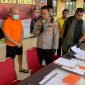 Tersangka (baju tahanan warna orange) yang dihadirkan dalam Konferensi Pers di Sat Reskrim Polres Mimika, Jumat (12/12/2025). (Foto: Galeri Papua/Ahmad)