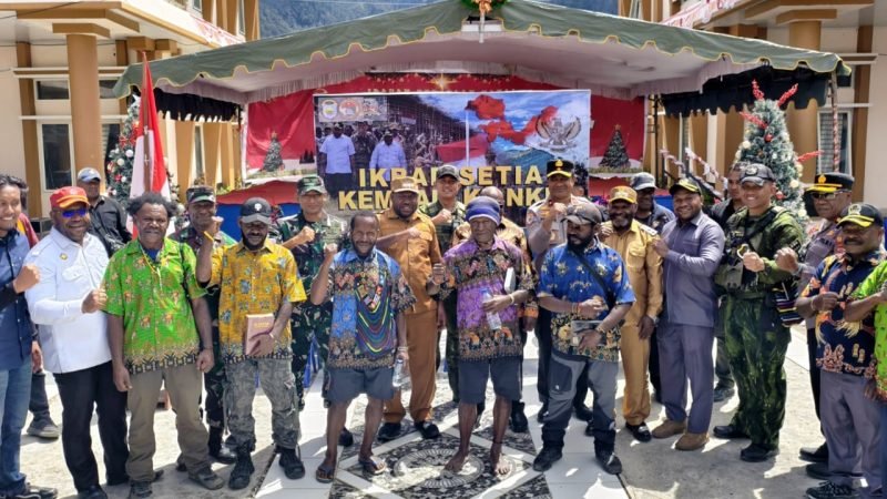 Foto bersama usai prosesi penyerahan diri lima orang yang diklaim KKB Intan Jaya. (Foto: Istimewa/nusantaraabadinews.com)