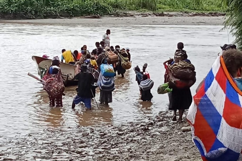 Warga masyarakat sipil mulai mengungsi setelah adanya penyerangan oleh aparat militer Indonesia. (Foto: Istimewa)