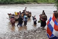 Warga masyarakat sipil mulai mengungsi setelah adanya penyerangan oleh aparat militer Indonesia. (Foto: Istimewa)