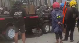 Warga beramai-ramai mendatangi lokasi peristiwa kecelakaan di Jembatan Waker, Jalan Poros SP II–Irigasi, Timika, Papua Tengah, pada Minggu (14/12/2025). (Foto: Istimewa/Tangkapan layar video amatir)